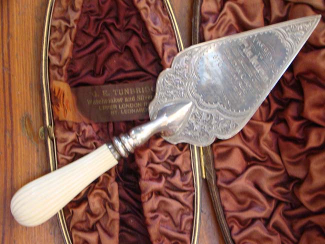 A Victorian ivory handled sterling silver presentation trowel dated 1891 in its' original fitted case — image 3